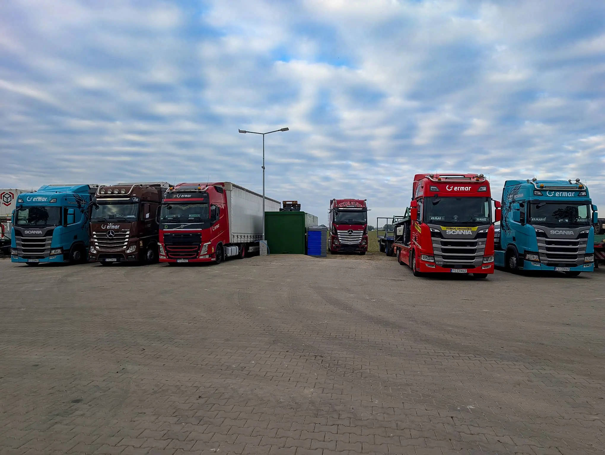 Flota ciągników siodłowych ERMAR ustawiona na placu firmowym