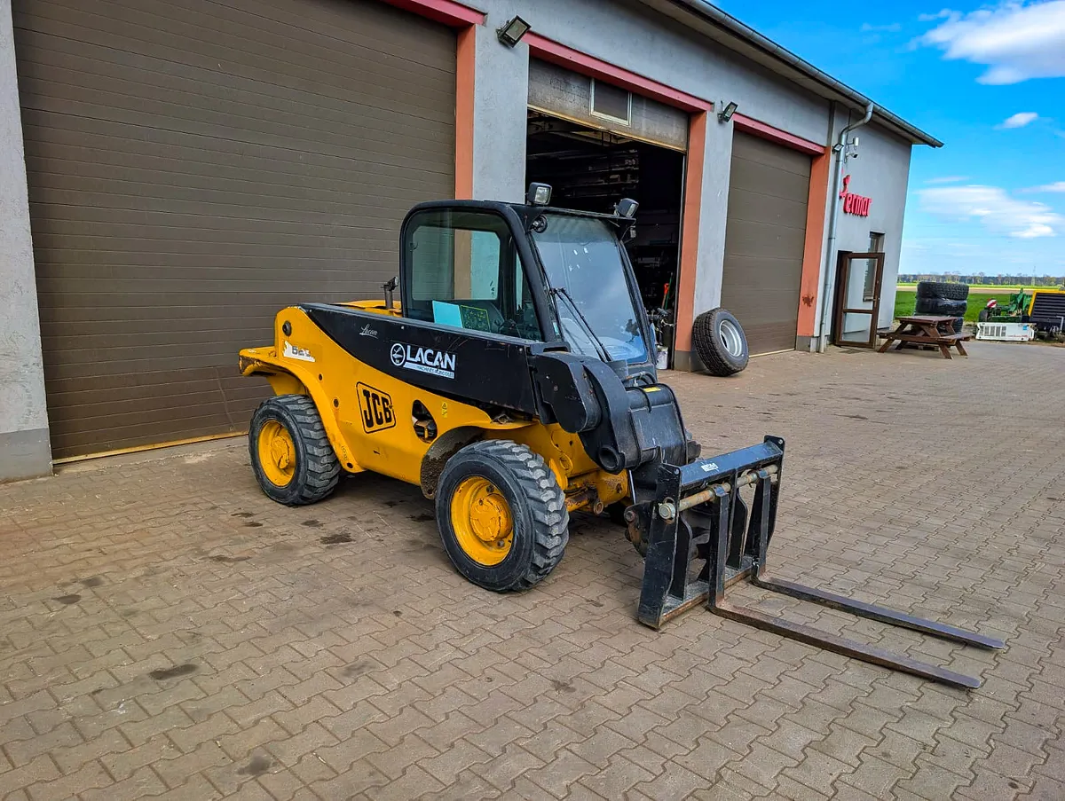 Ładowarka teleskopowa JCB z osprzętem widłowym przed halą ERMAR