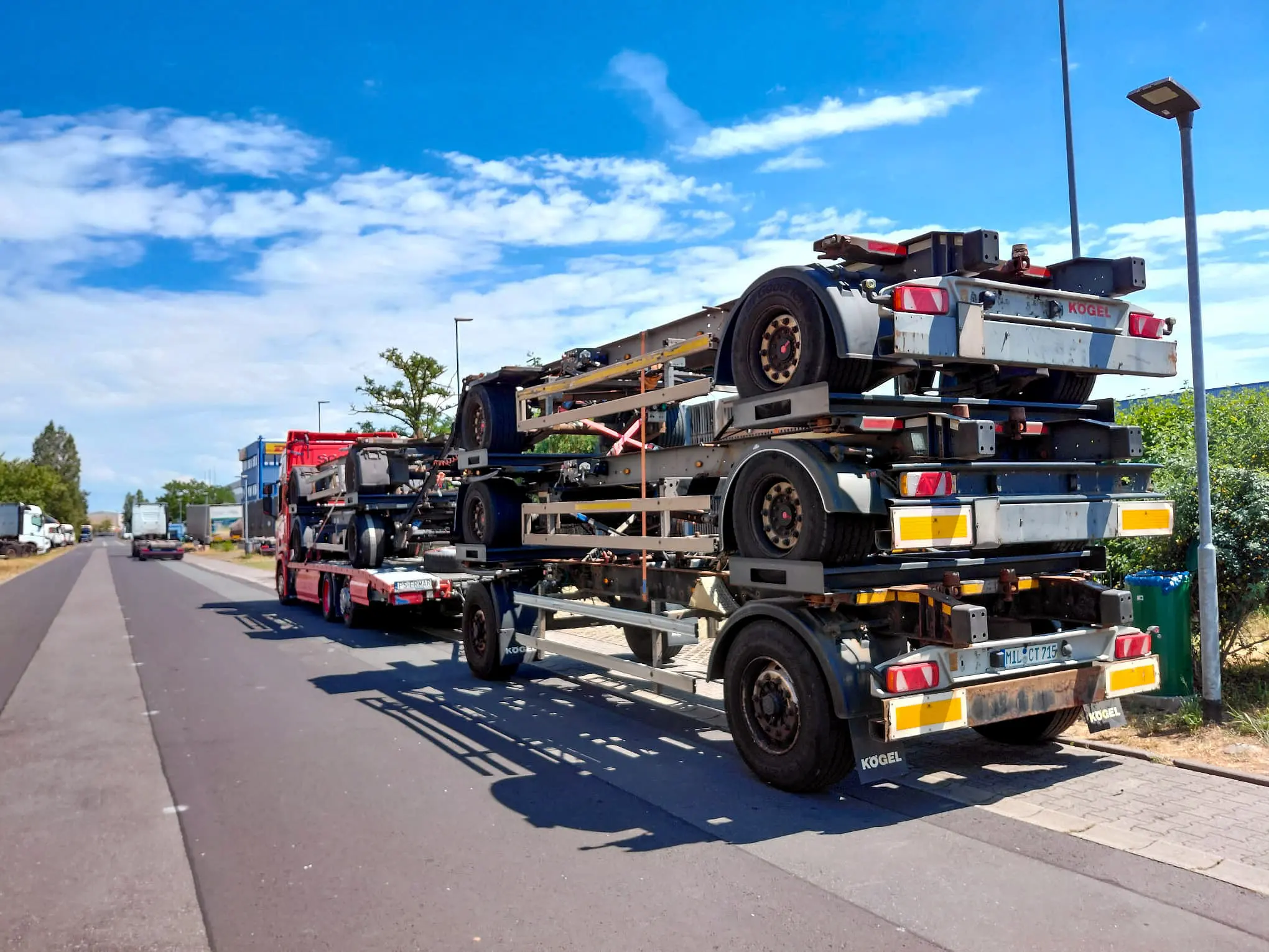 Zestaw ERMAR z podwoziami kontenerowymi podczas transportu zagranicznego